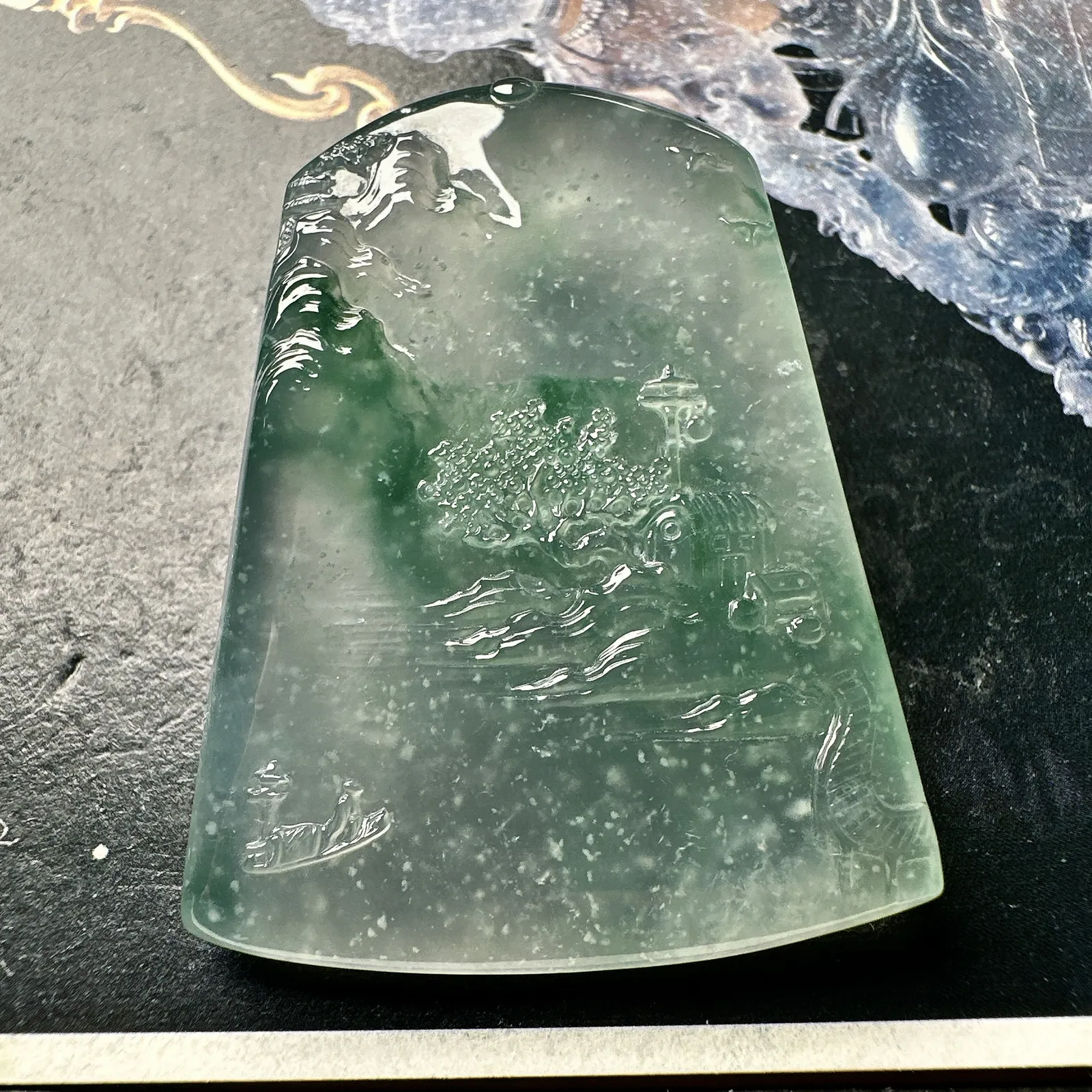【冰种飘花山水】莫西沙老坑料，种地很不错，冰感十足，通透度好，画面感强烈，稀有的好山水