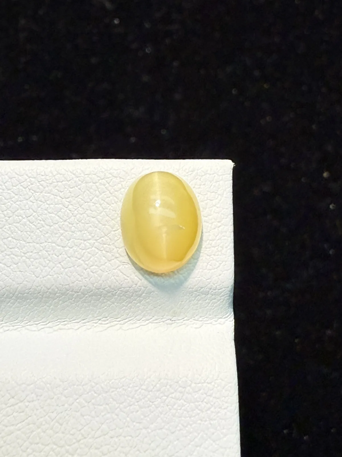 1.95ct天然欧泊猫眼裸石，尺寸9.3*7.4*5.3mm，颜色美艳 ，眼线犀利