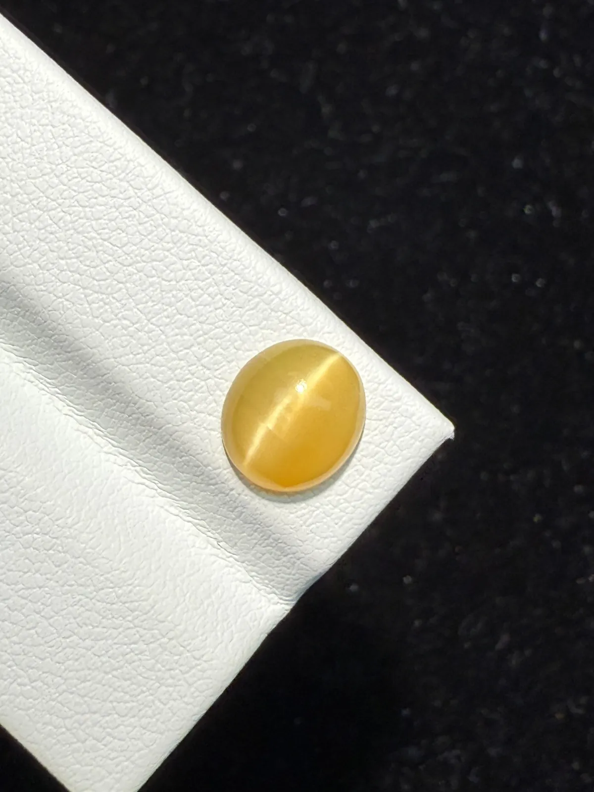 1.57ct天然欧泊猫眼裸石，尺寸9.3*8.2*3.7mm，颜色美艳 ，眼线犀利