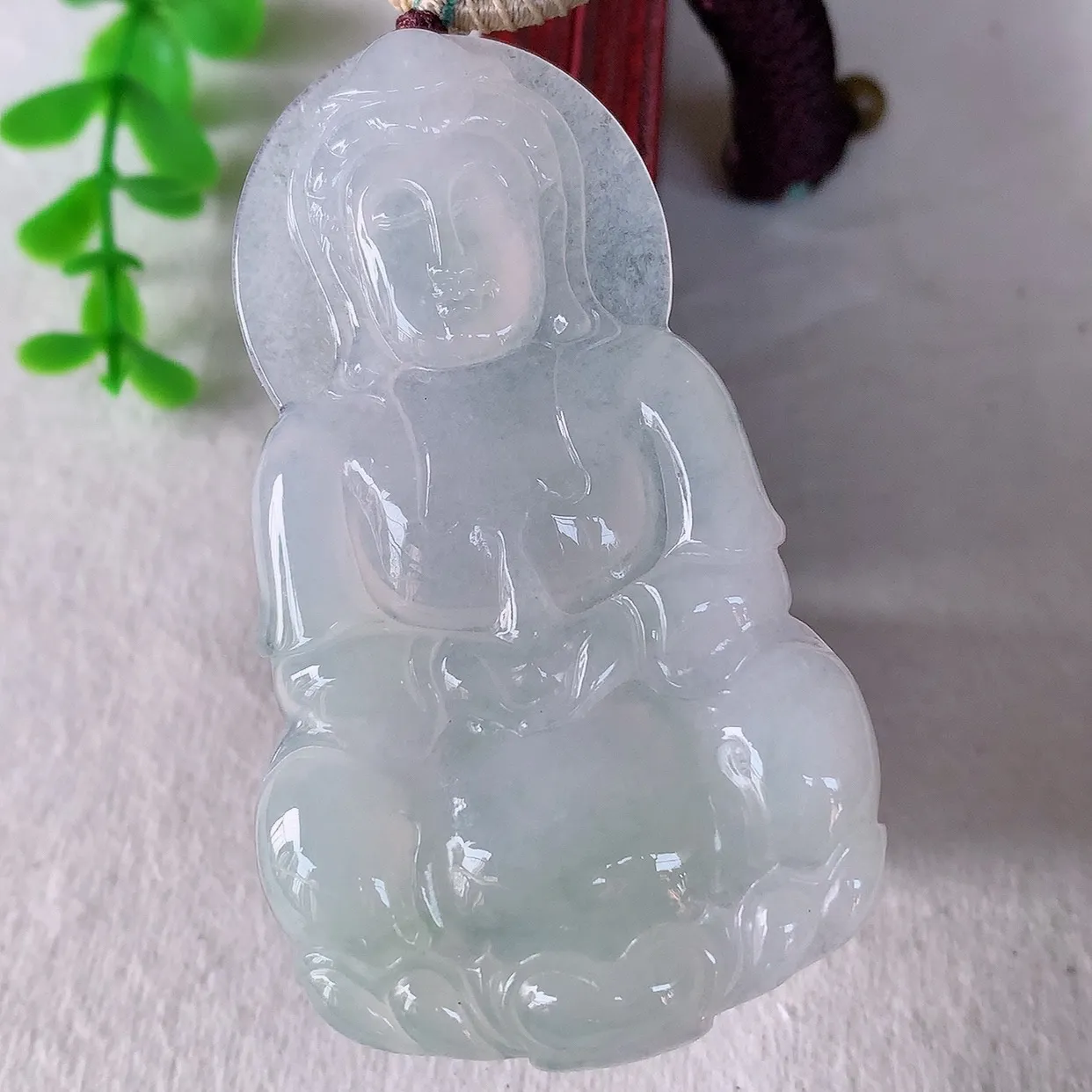 自然光实拍 大件冰种翡翠观音吊坠，赐福翡翠观音，翠色迷人，观音面相端庄，佩戴时尚出众！#57.7