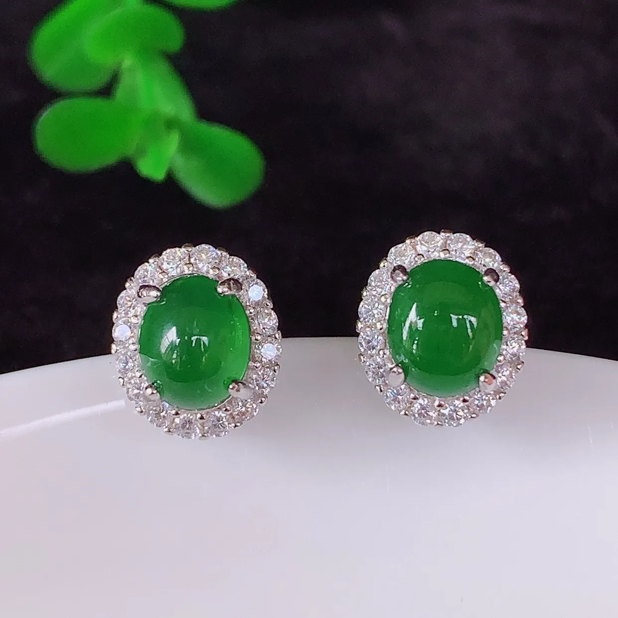 冰透满绿翡翠925银镶嵌蛋面耳钉，自然光实拍，翠色灵动，颜色漂亮 种老水足，品相佳，佩戴佳品！#96.7整体10.5*9*18.8裸石6.6*5.5