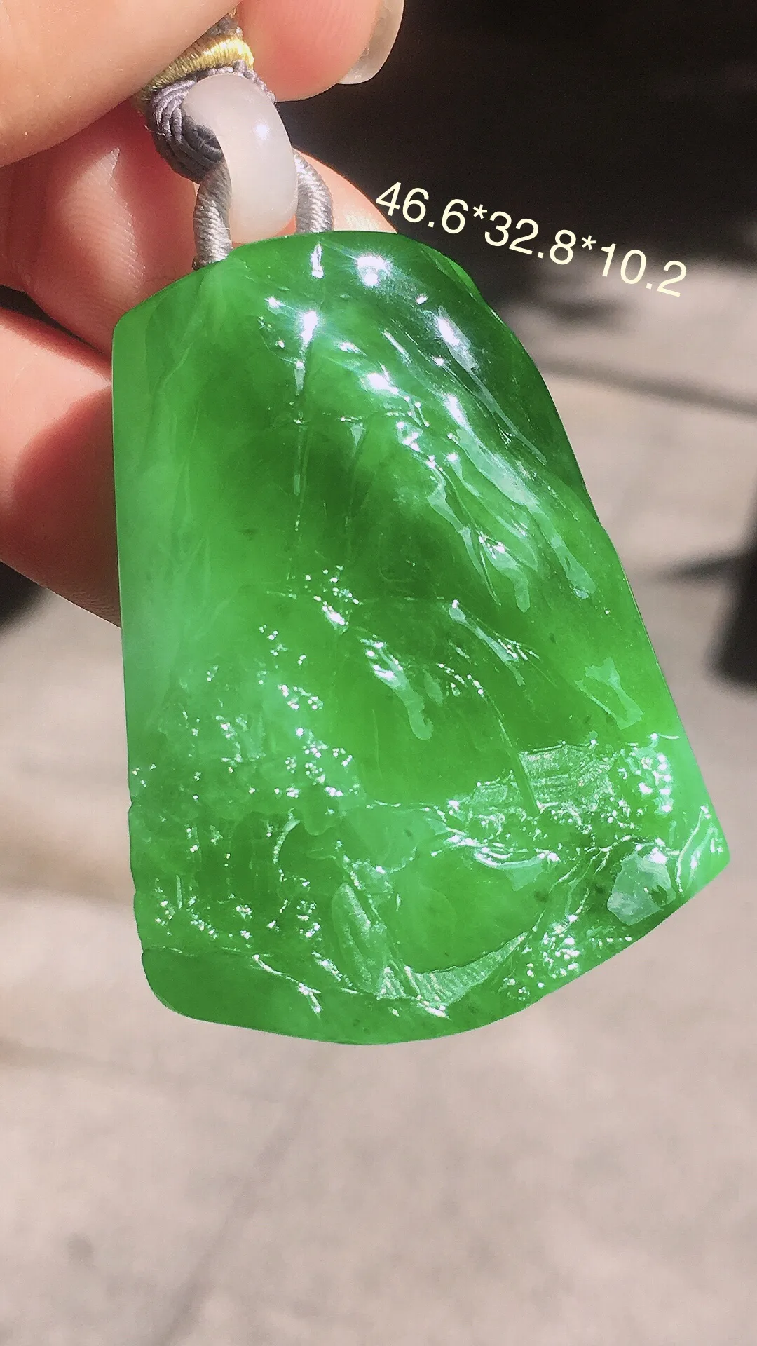 阳绿山水牌吊坠，色泽均匀艳丽，玉质细腻，荧光感超
强，饱满水润，气质满满。