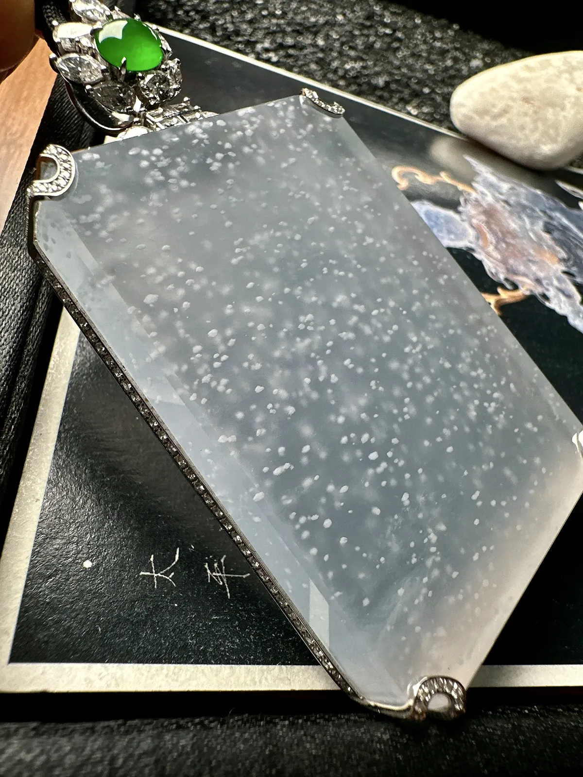 【冰种无事牌】大尺寸，木那雪花棉，很厚装，质地细腻，种水色俱全，冰透闪亮，18k金钻镶嵌，裸石尺寸58.5*42.7*7.5毫米