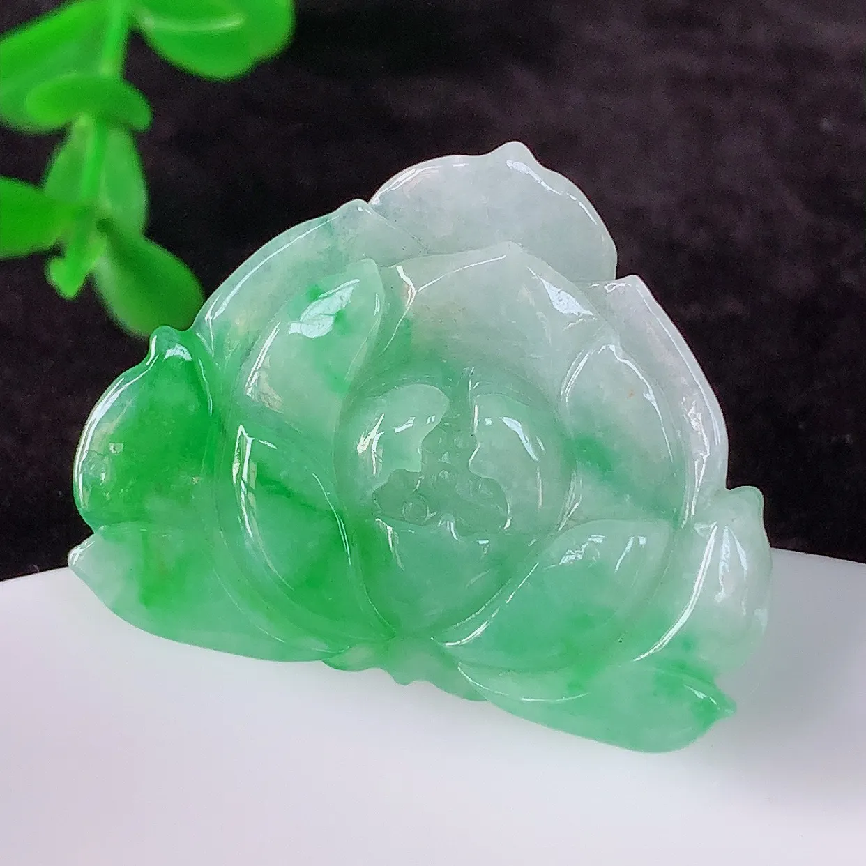 自然光实拍，冰润冰糯种飘阳绿翡翠莲花吊坠，种老水足，花开富贵 翠色灵动，寓意美好，佩戴时尚出众！#0