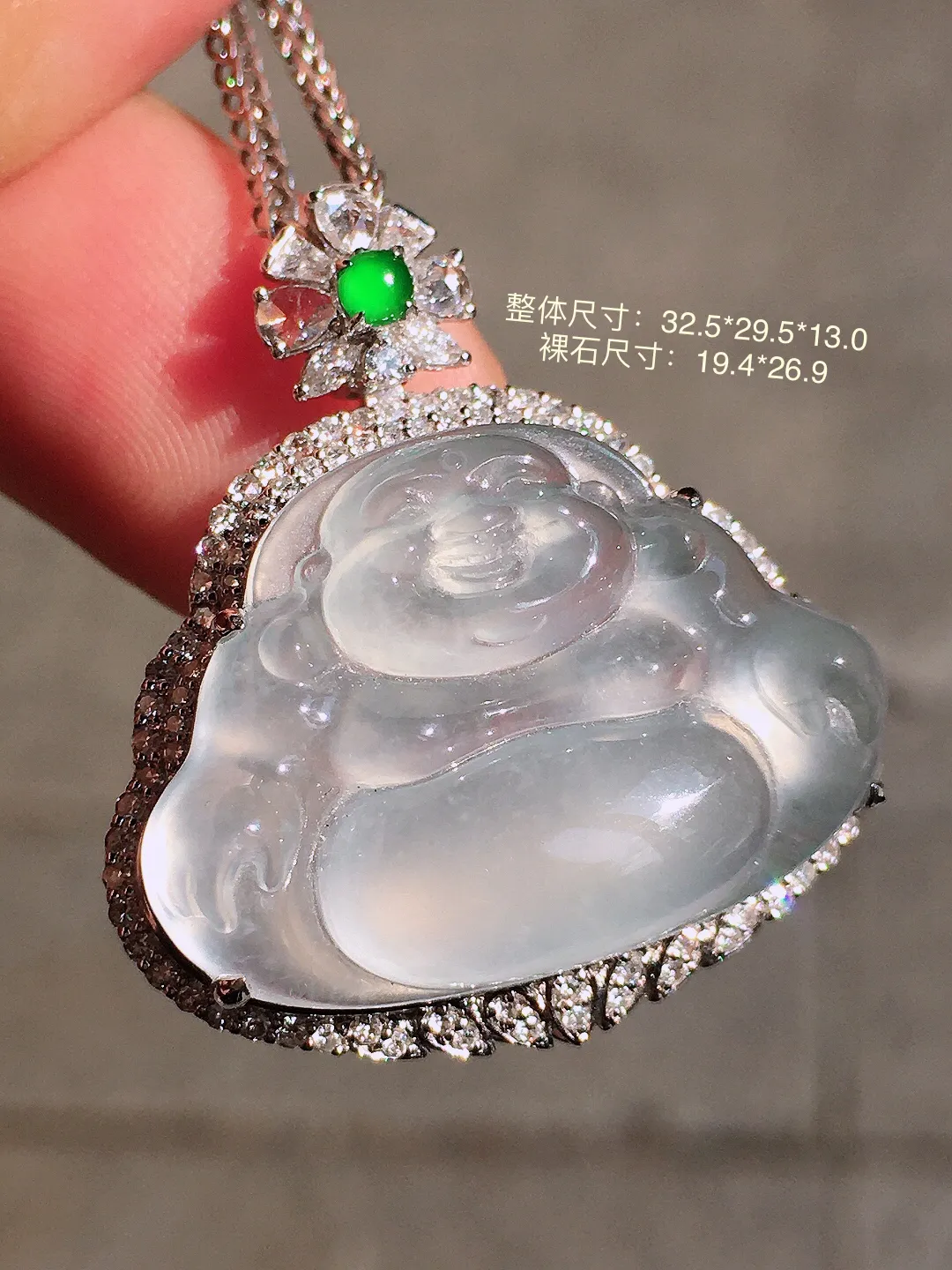 冰种佛公吊坠，玉质细腻，荧光感超
强，饱满水润，气质满满。18k
金豪华镶嵌