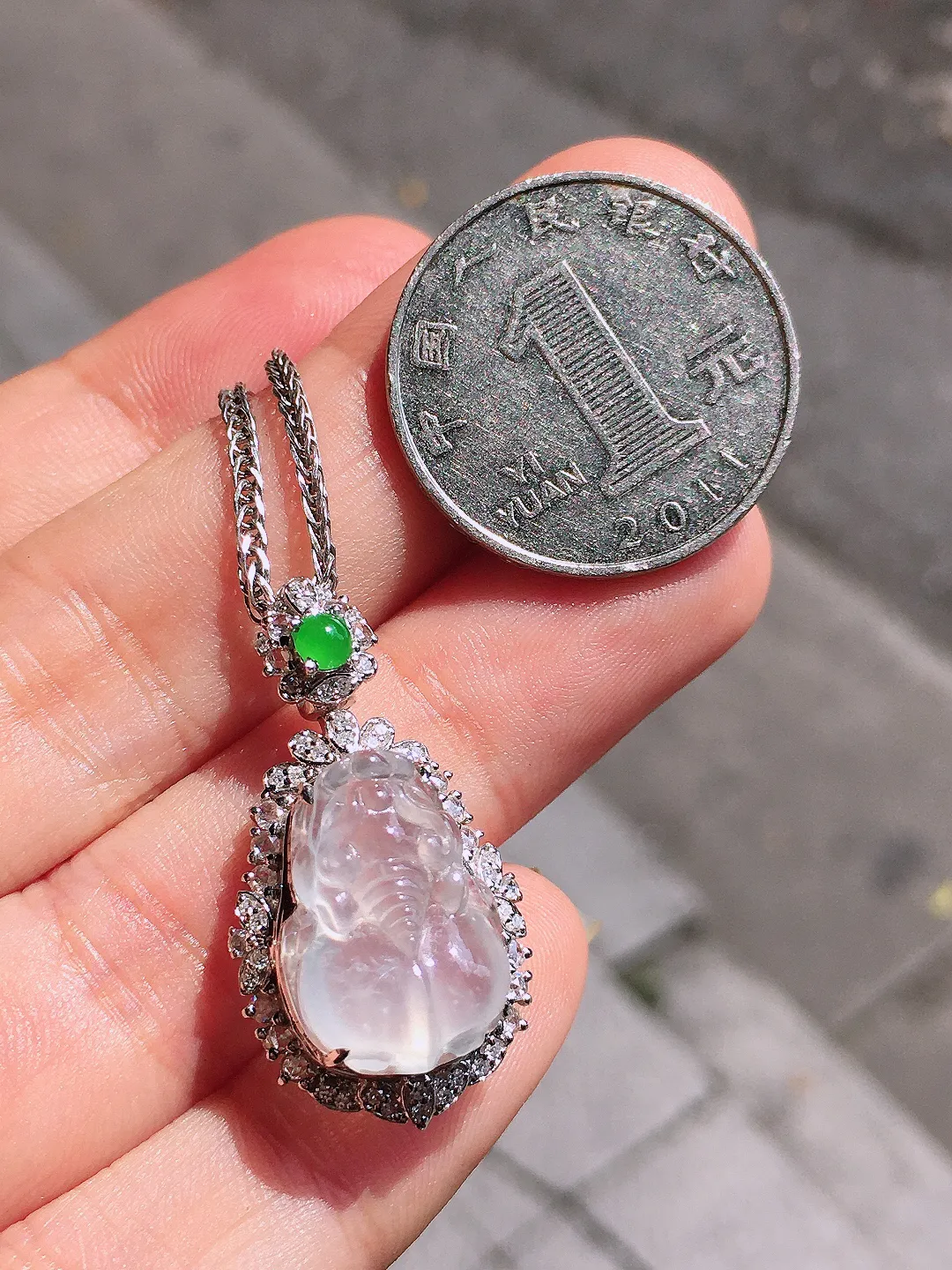 冰种貔貅吊坠，玉质细腻，荧光感超
强，饱满水润，气质满满。18k
金豪华镶嵌