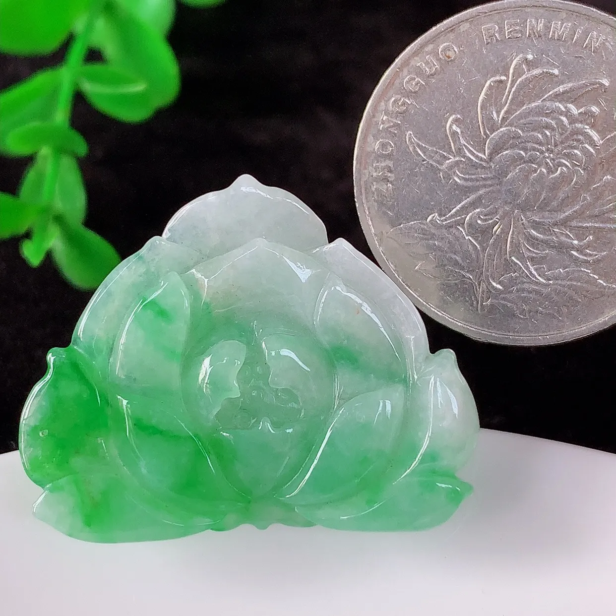 自然光实拍，冰润冰糯种飘阳绿翡翠莲花吊坠，种老水足，花开富贵 翠色灵动，寓意美好，佩戴时尚出众！#01.7