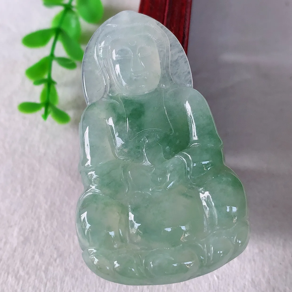 自然光实拍 大件冰种飘绿花翡翠观音吊坠，赐福翡翠观音，翠色迷人，观音面相端庄，佩戴时尚出众！#57.7