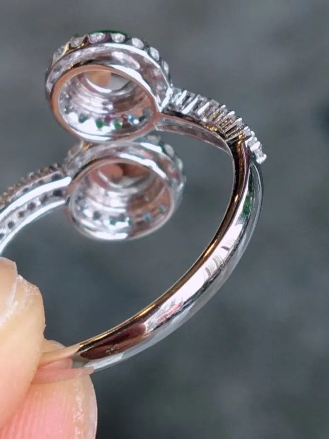 冰种阳绿蛋面戒指 、真金真钻镶嵌，种水好，玉质细腻 .裸石尺寸 5.5*5.3.