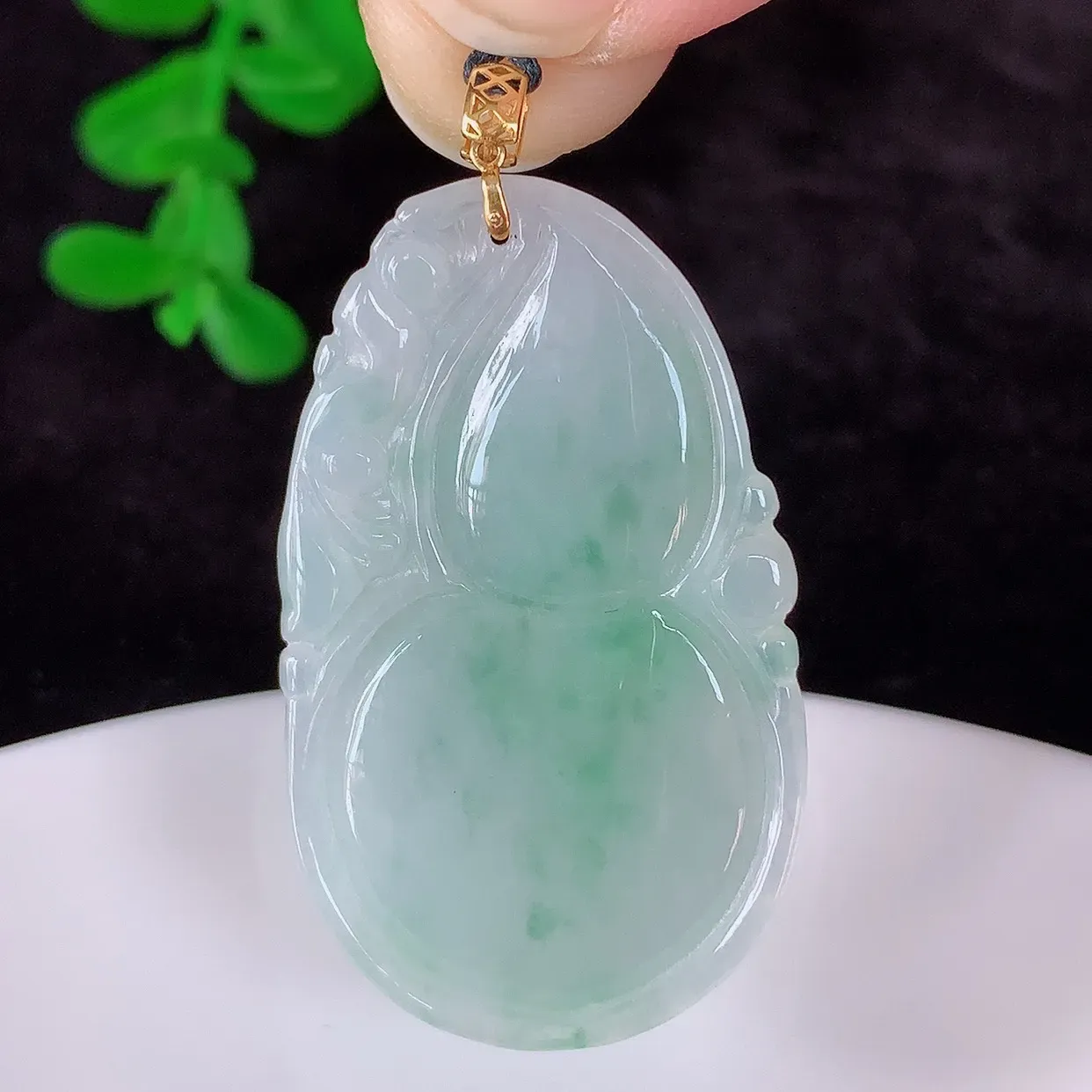 自然光实拍，18K金镶嵌冰润冰糯种飘花翡翠葫芦吊坠，翡翠葫芦 寓意福禄双全，财源滚滚，佩戴效果优雅迷人！#00.7