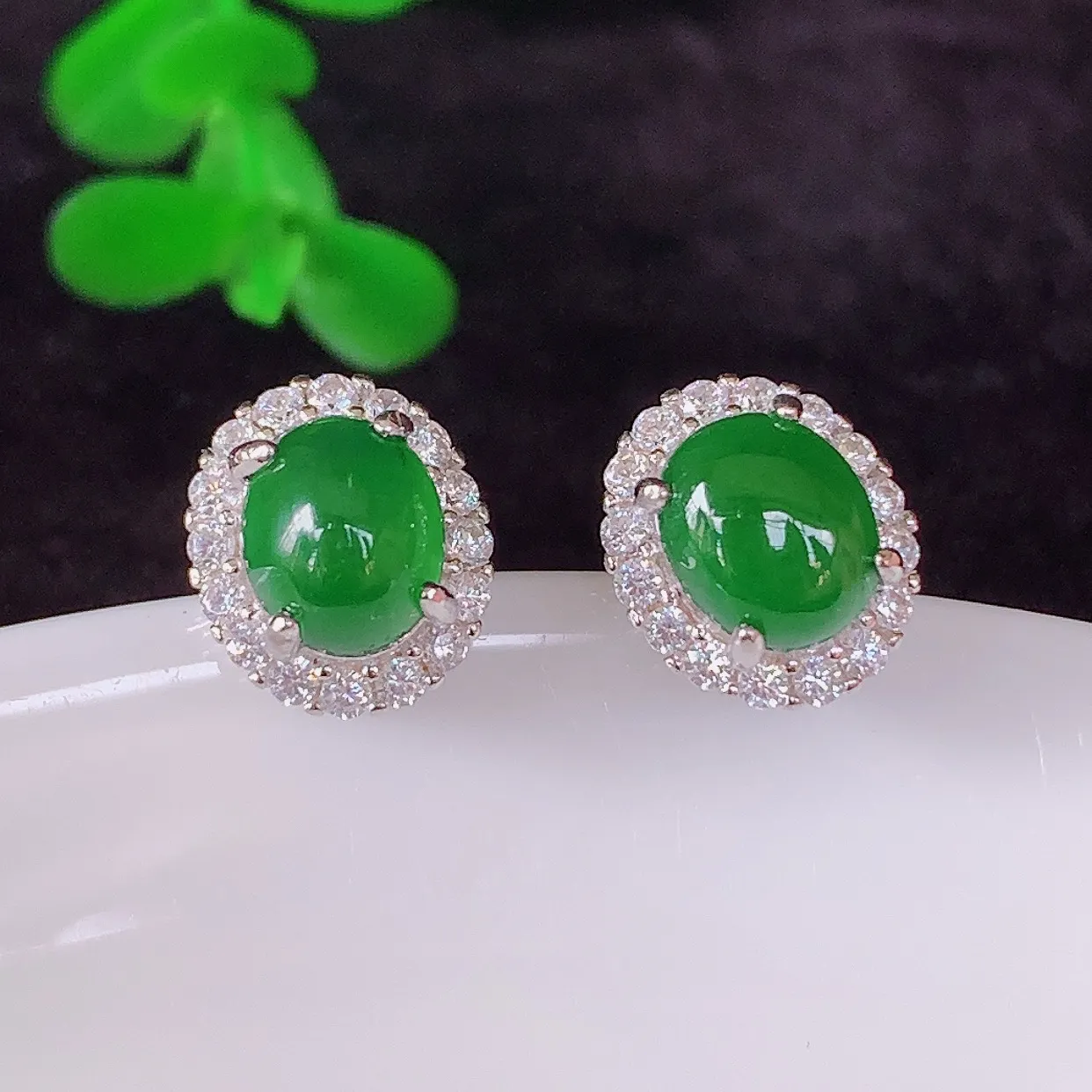 冰透满绿翡翠925银镶嵌蛋面耳钉，自然光实拍，翠色灵动，颜色漂亮 种老水足，品相佳，佩戴佳品！#96.7整体10.5*9*18.8裸石6.6*5.5