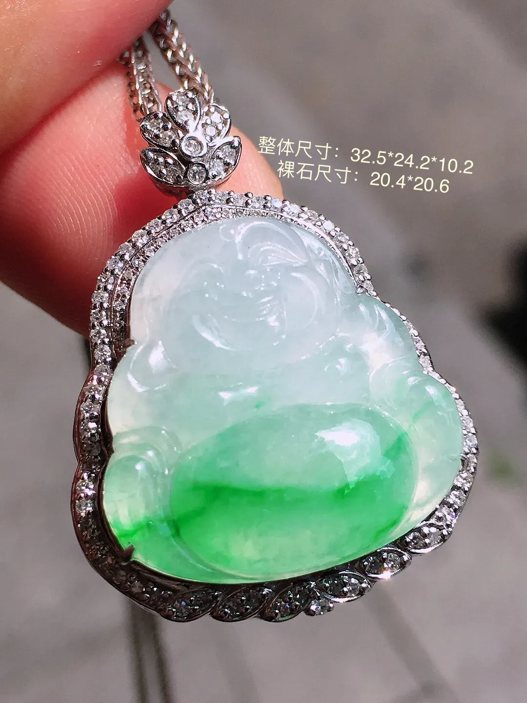 飘绿佛公吊坠，色泽艳丽，玉质细腻，荧光感超
强，饱满水润，气质满满。18k
金豪华镶嵌