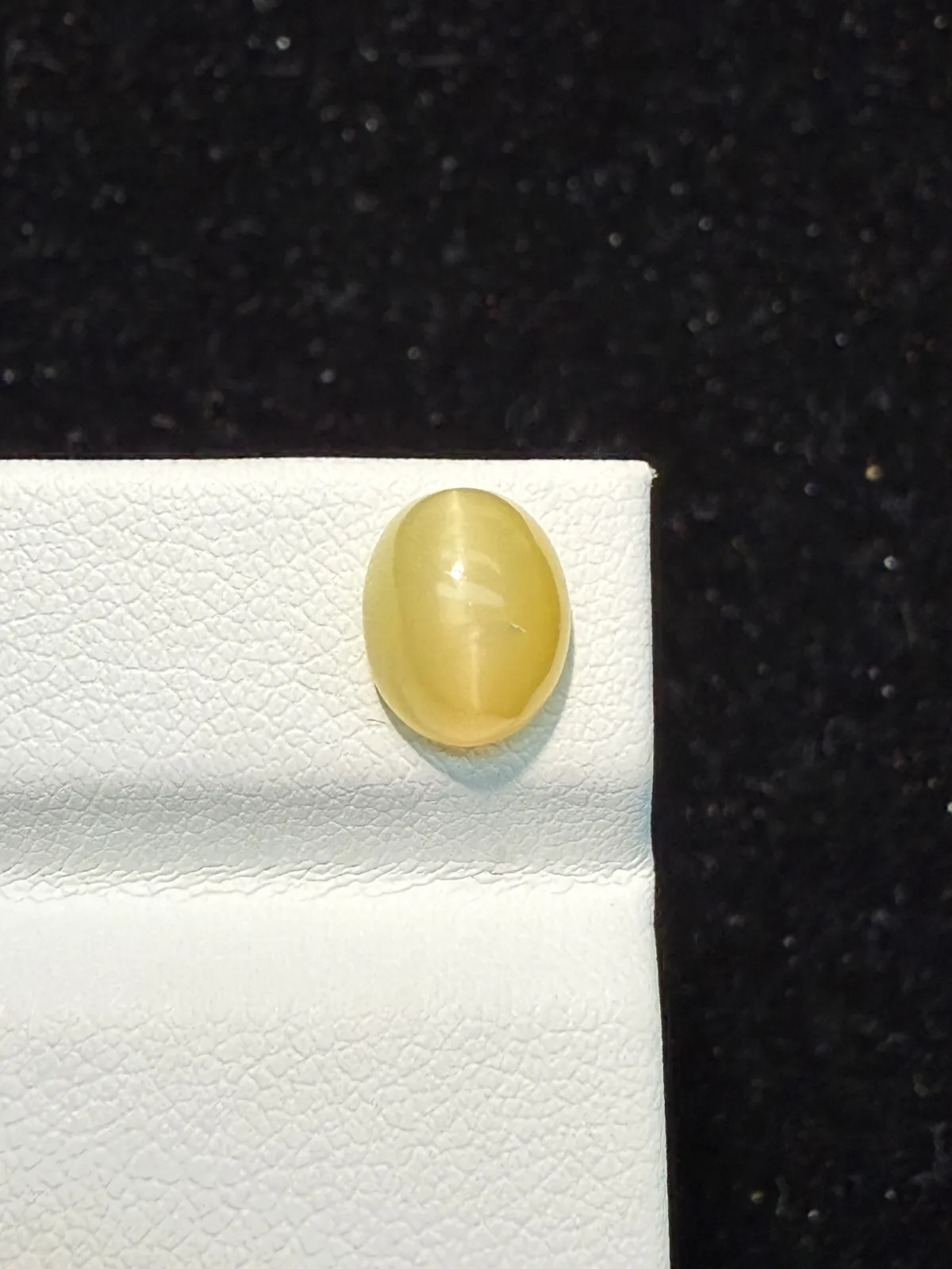 1.95ct天然欧泊猫眼裸石，尺寸9.3*7.4*5.3mm，颜色美艳 ，眼线犀利