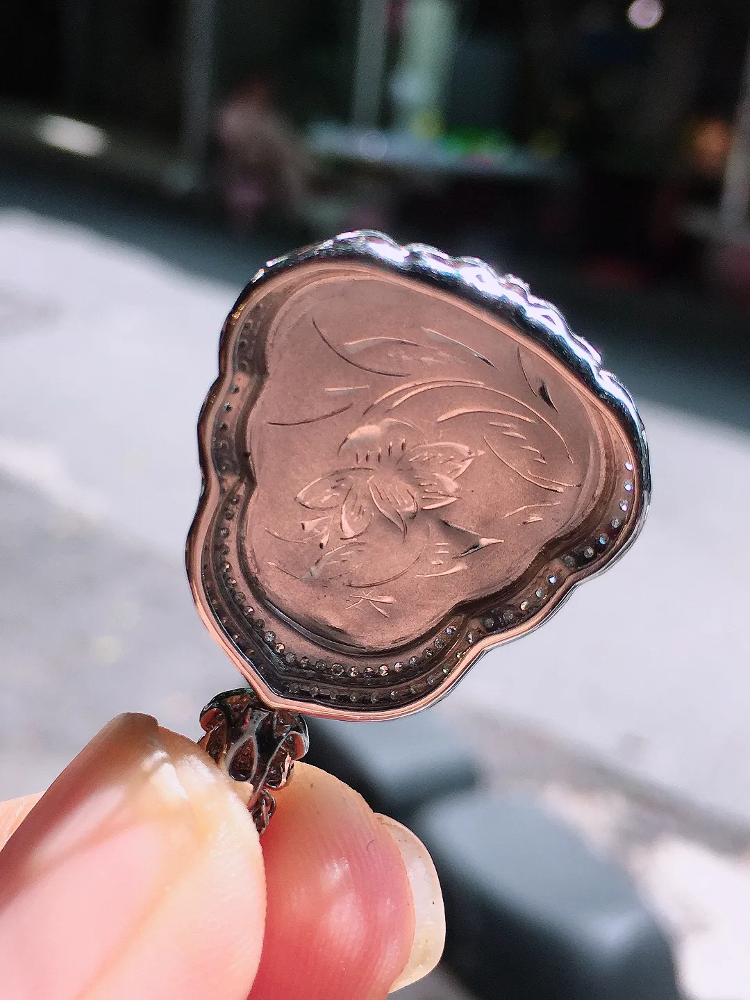 飘绿佛公吊坠，色泽艳丽，玉质细腻，荧光感超
强，饱满水润，气质满满。18k
金豪华镶嵌