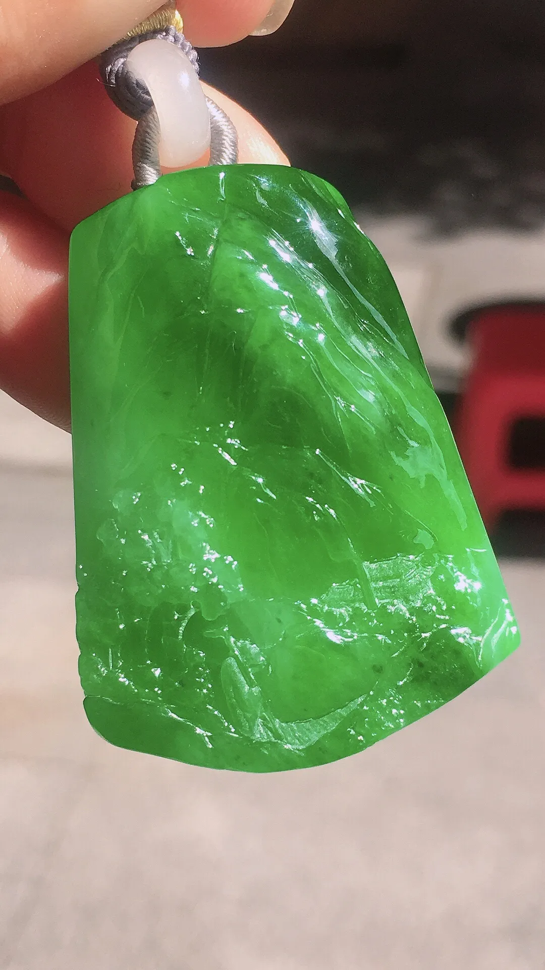 阳绿山水牌吊坠，色泽均匀艳丽，玉质细腻，荧光感超
强，饱满水润，气质满满。