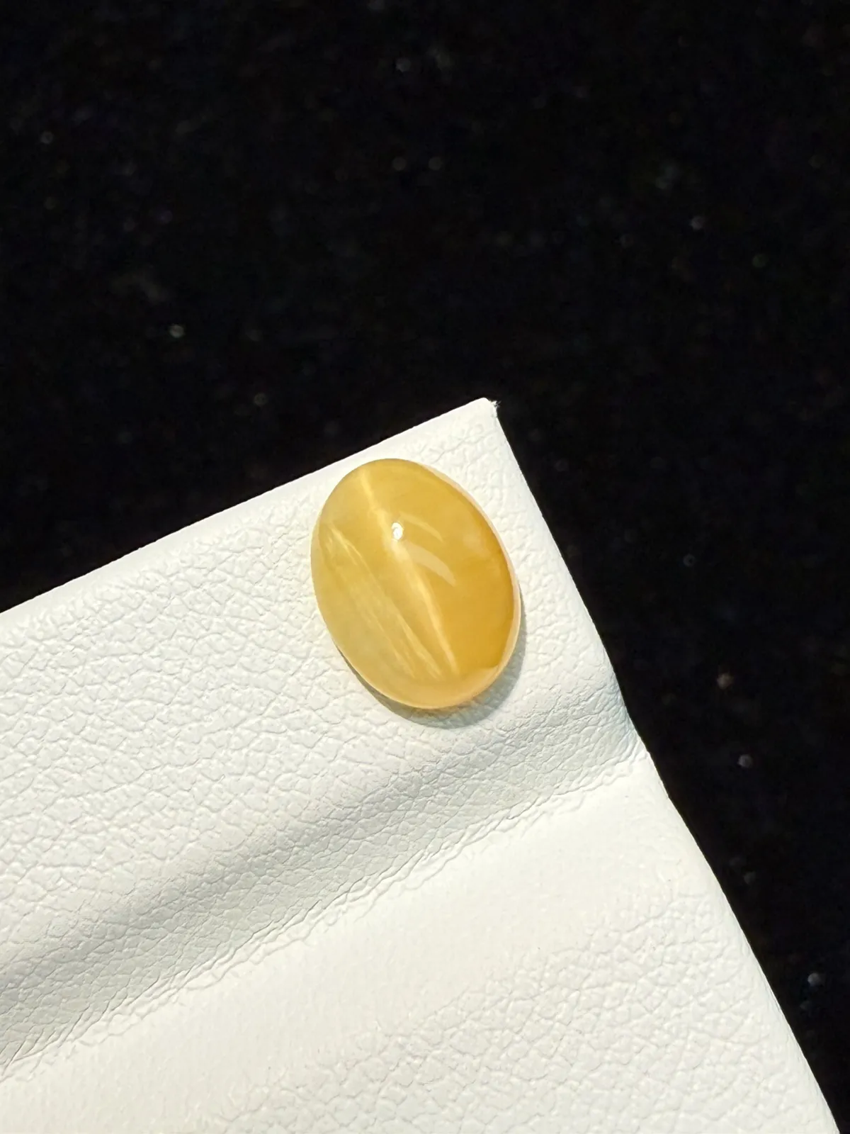 1.57ct天然欧泊猫眼裸石，尺寸9.5*7.3*4.4mm，颜色美艳 ，眼线犀利