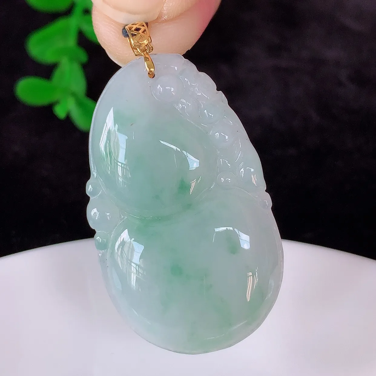 自然光实拍，18K金镶嵌冰润冰糯种飘花翡翠葫芦吊坠，翡翠葫芦 寓意福禄双全，财源滚滚，佩戴效果优雅迷人！#00.7