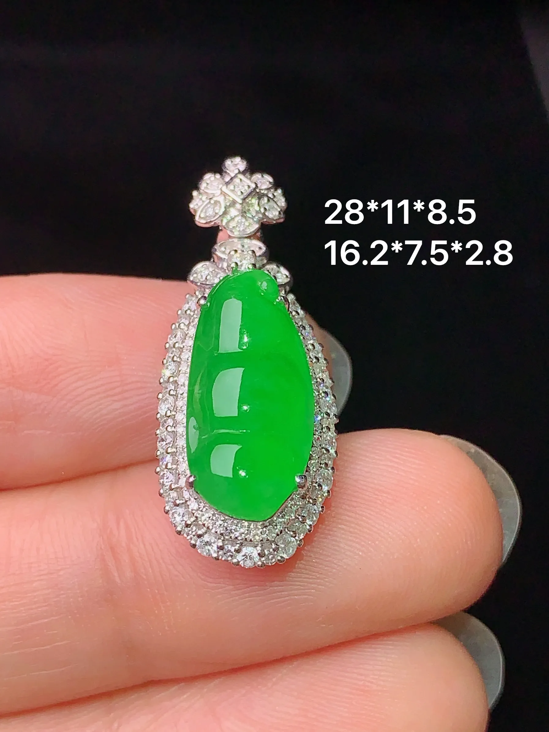 18k金钻镶嵌满绿四季豆吊坠 玉质细腻 色泽艳丽 整体尺寸28*11*8.5