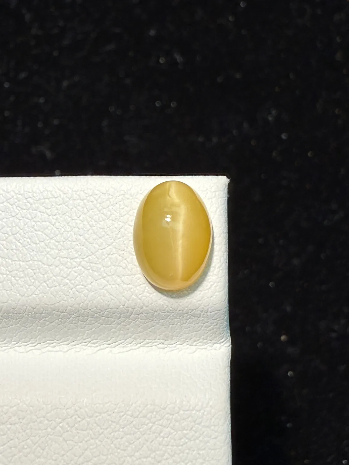 1.84ct天然欧泊猫眼裸石，尺寸9.6*7*4.8mm，颜色美艳 ，眼线犀利