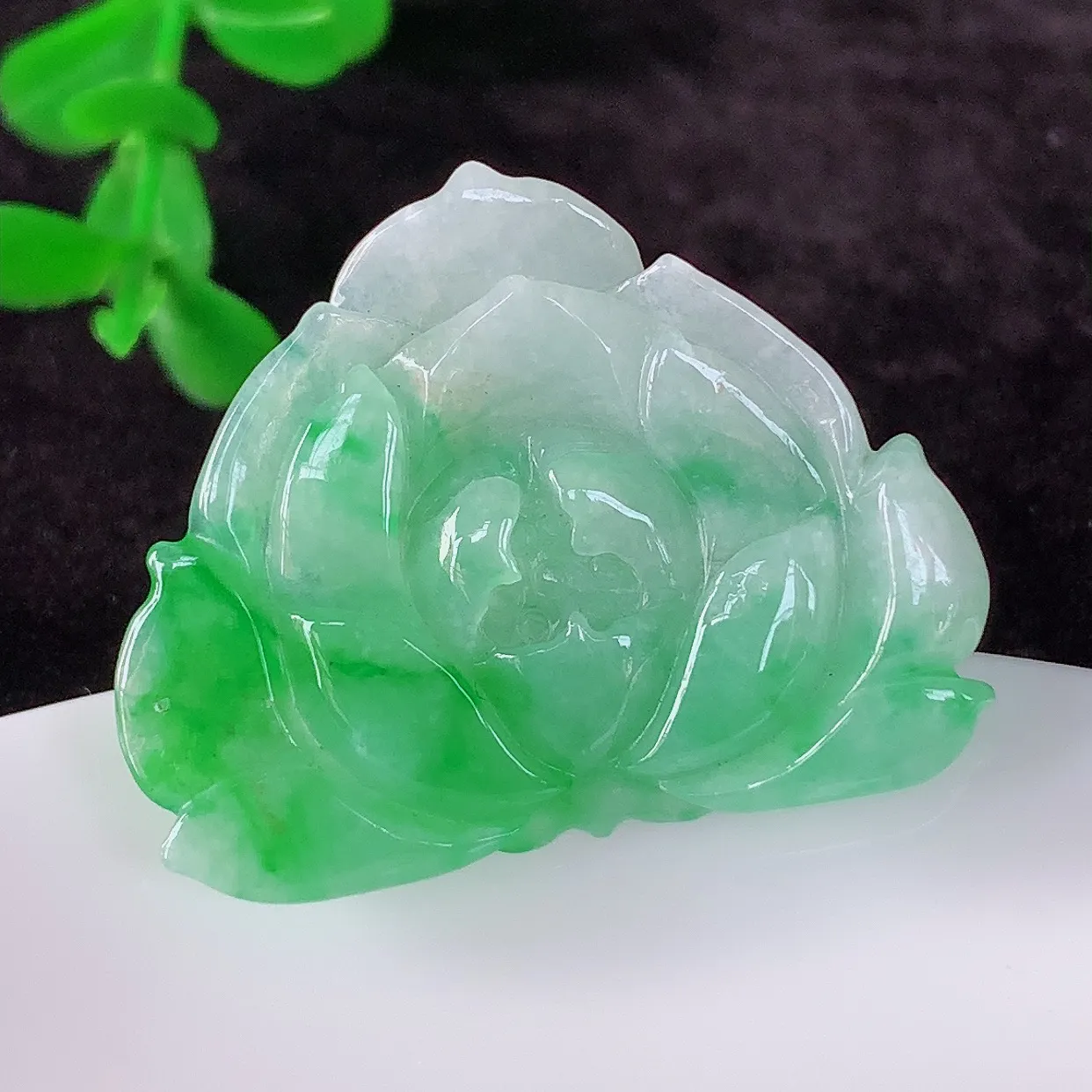 自然光实拍，冰润冰糯种飘阳绿翡翠莲花吊坠，种老水足，花开富贵 翠色灵动，寓意美好，佩戴时尚出众！#01.7