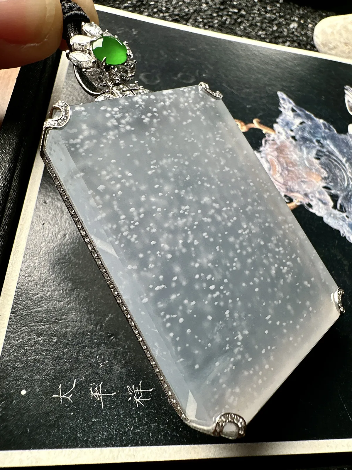 【冰种无事牌】大尺寸，木那雪花棉，很厚装，质地细腻，种水色俱全，冰透闪亮，18k金钻镶嵌，裸石尺寸58.5*42.7*7.5毫米