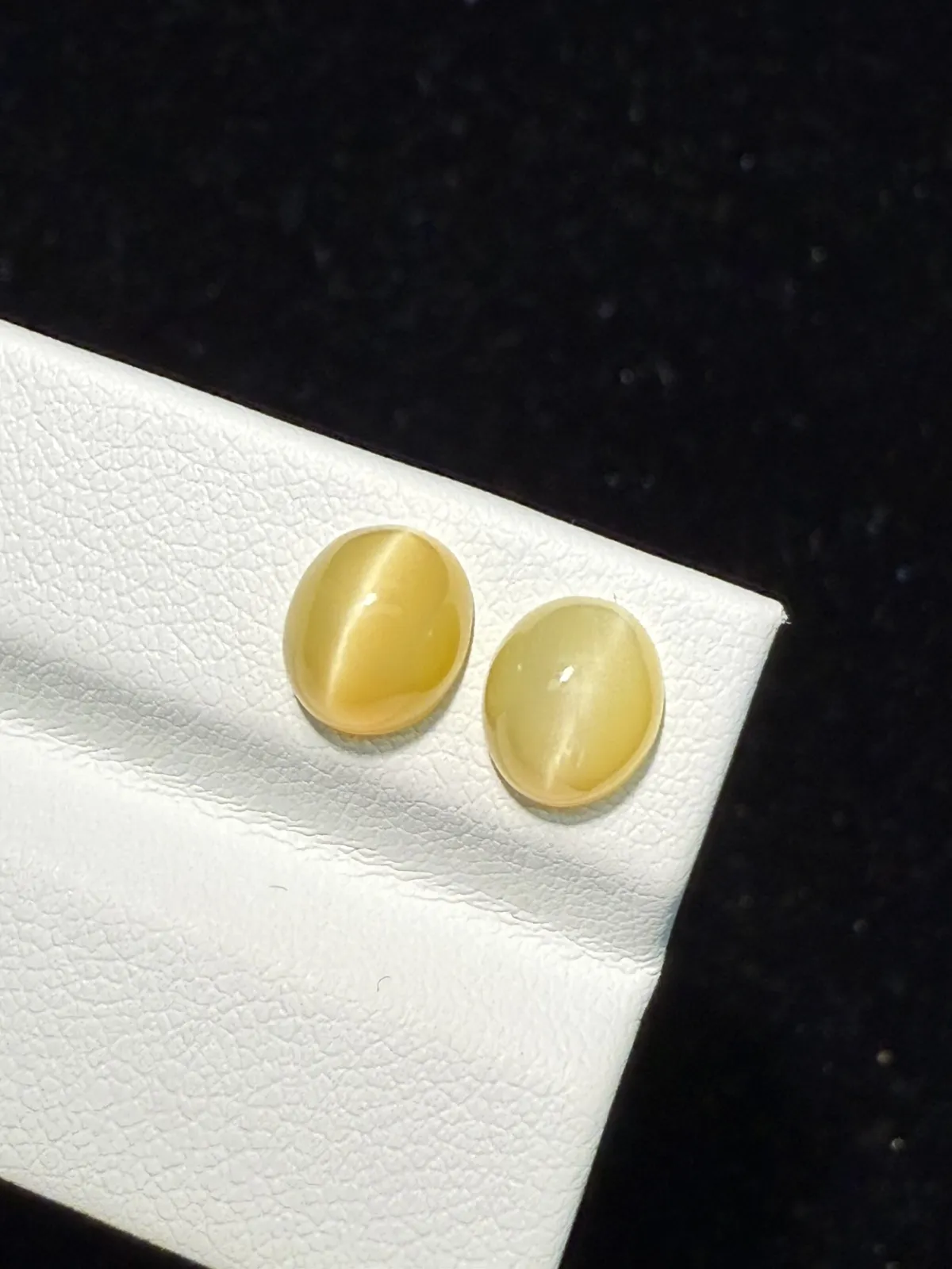 3.075ct天然欧泊猫眼裸石，尺寸8.3*7*5.2mm，颜色美艳 ，眼线犀利