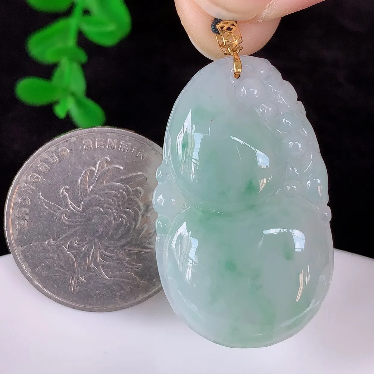自然光实拍，18K金镶嵌冰润冰糯种飘花翡翠葫芦吊坠，翡翠葫芦 寓意福禄双全，财源滚滚，佩戴效果优雅迷人！#00.7