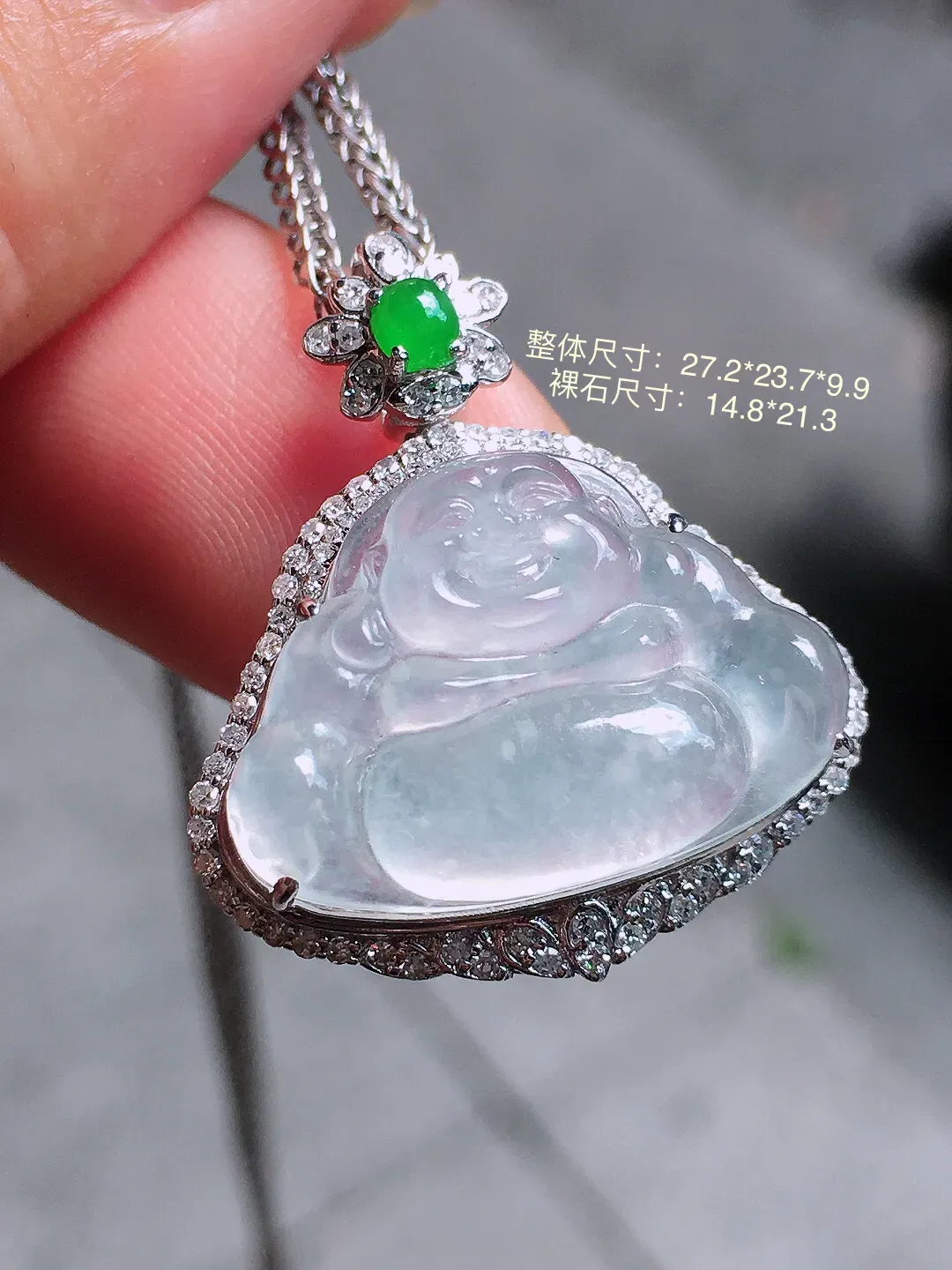 冰种佛公吊坠，玉质细腻，荧光感超
强，饱满水润，气质满满。18k
金豪华镶嵌