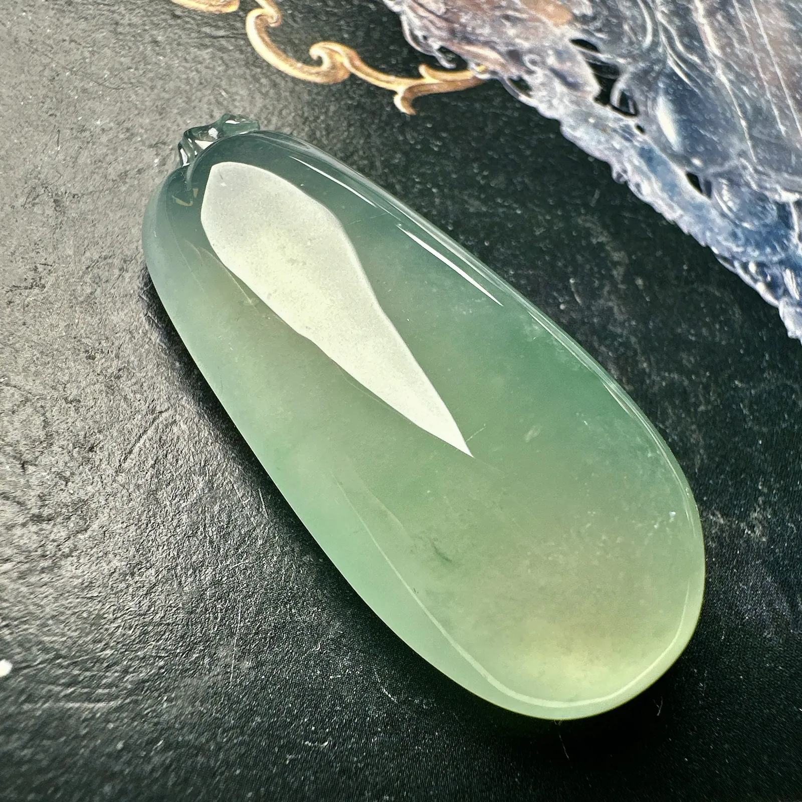 【冰种福瓜吊坠】种水上乘，晶莹剔透，纯净通透，莹光感很强。