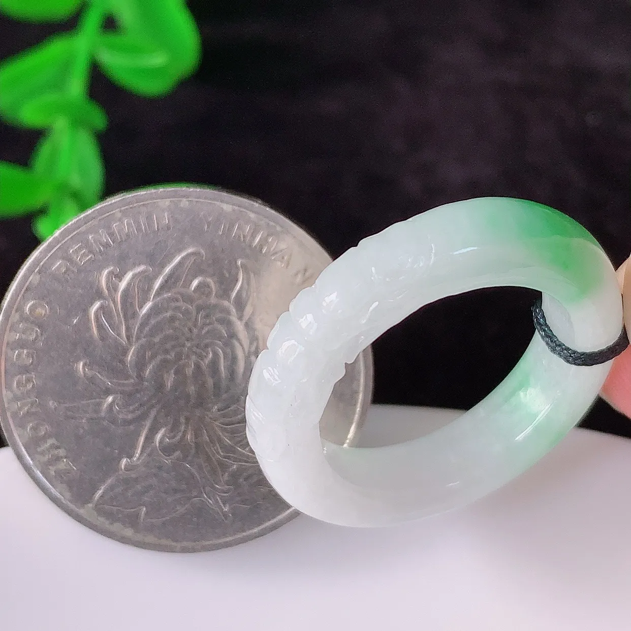 自然光实拍 冰润冰糯种飘阳绿双龙戏珠17.8mm内径翡翠指环，玉戒指，玉质莹润，好精美好冰润的指环，14圈口，上手纤巧！#1.7