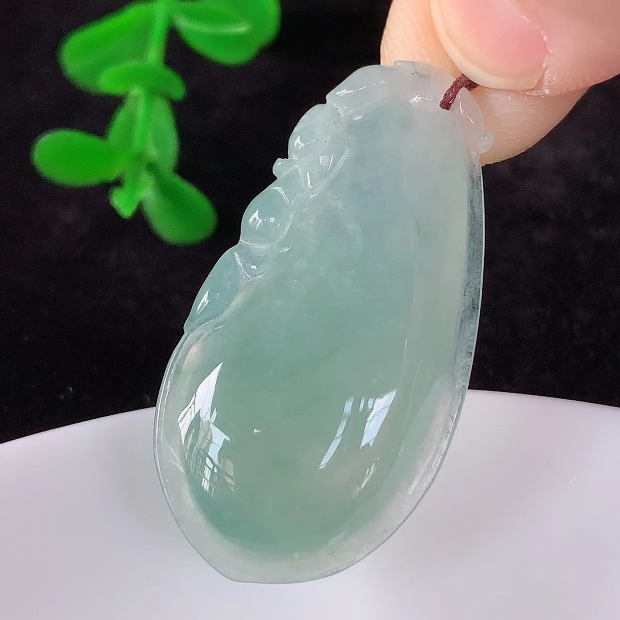 自然光实拍，冰润冰种晴底色翡翠招财福瓜吊坠，翡翠福瓜招财瓜 冰润且起胶感，佩戴效果优雅迷人！#57.7