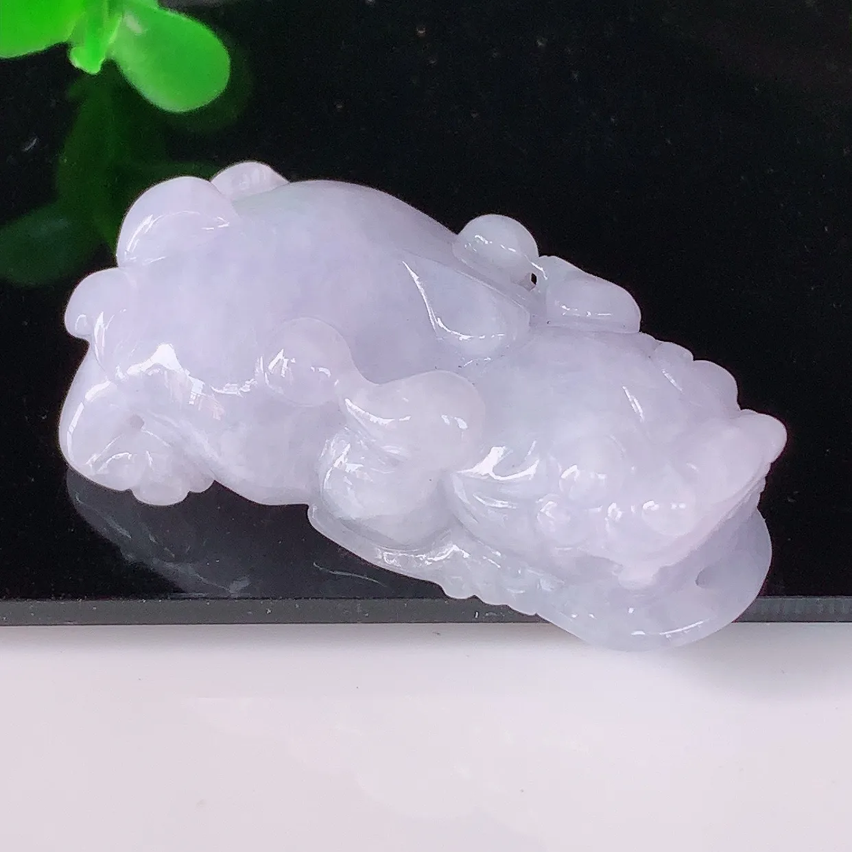 自然光实拍 冰润冰糯种紫罗兰翡翠招财貔貅吊坠，民间有“一摸貔貅运程旺盛，再摸貔貅财运滚滚，三摸貔貅平步青云 ”的美好祝愿。#57.7