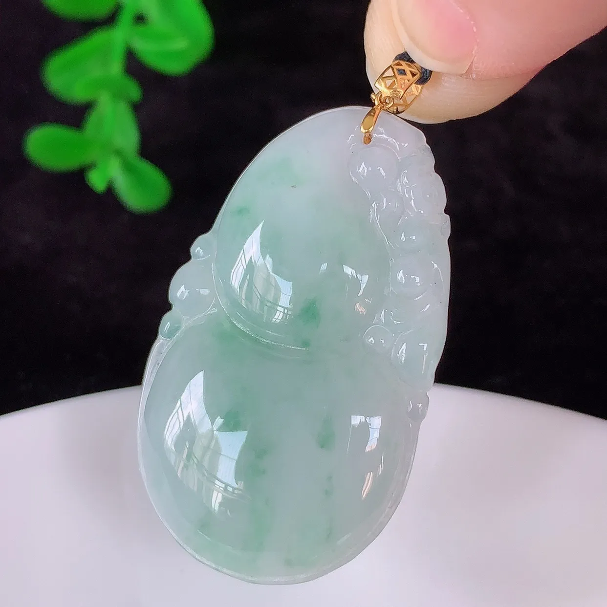 自然光实拍，18K金镶嵌冰润冰糯种飘花翡翠葫芦吊坠，翡翠葫芦 寓意福禄双全，财源滚滚，佩戴效果优雅迷人！#00.7
