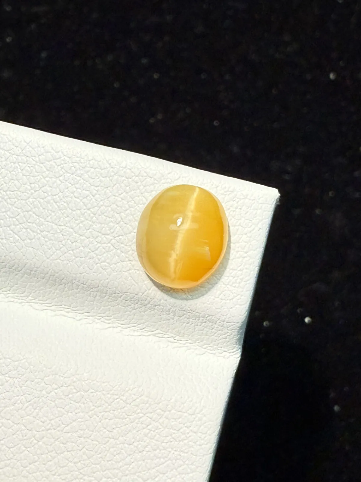 1.675ct天然欧泊猫眼裸石，尺寸8.8*7.7*4.8mm，颜色美艳 ，眼线犀利