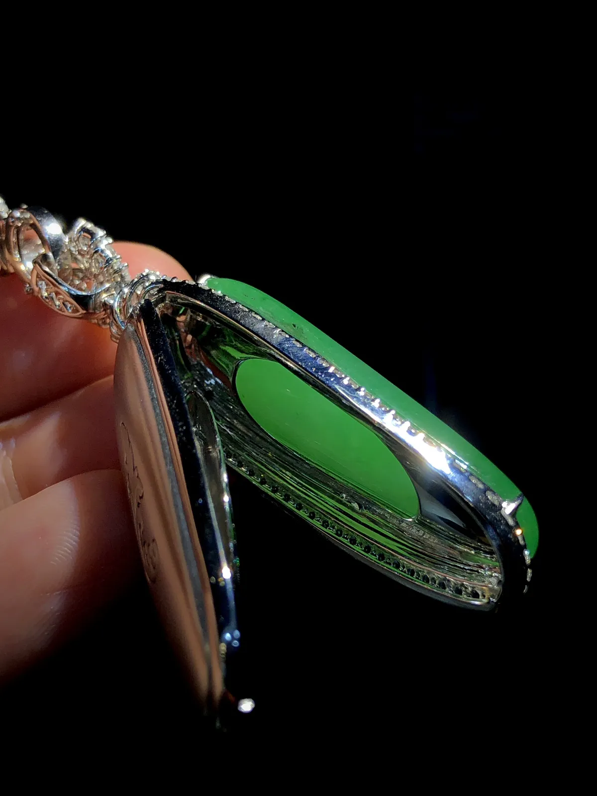 绿福瓜，裸石40-14.2-6.5mm，
整体55-17.5-13mm，
18K金，南非钻，