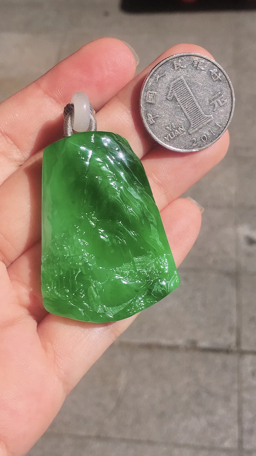 阳绿山水牌吊坠，色泽均匀艳丽，玉质细腻，荧光感超
强，饱满水润，气质满满。