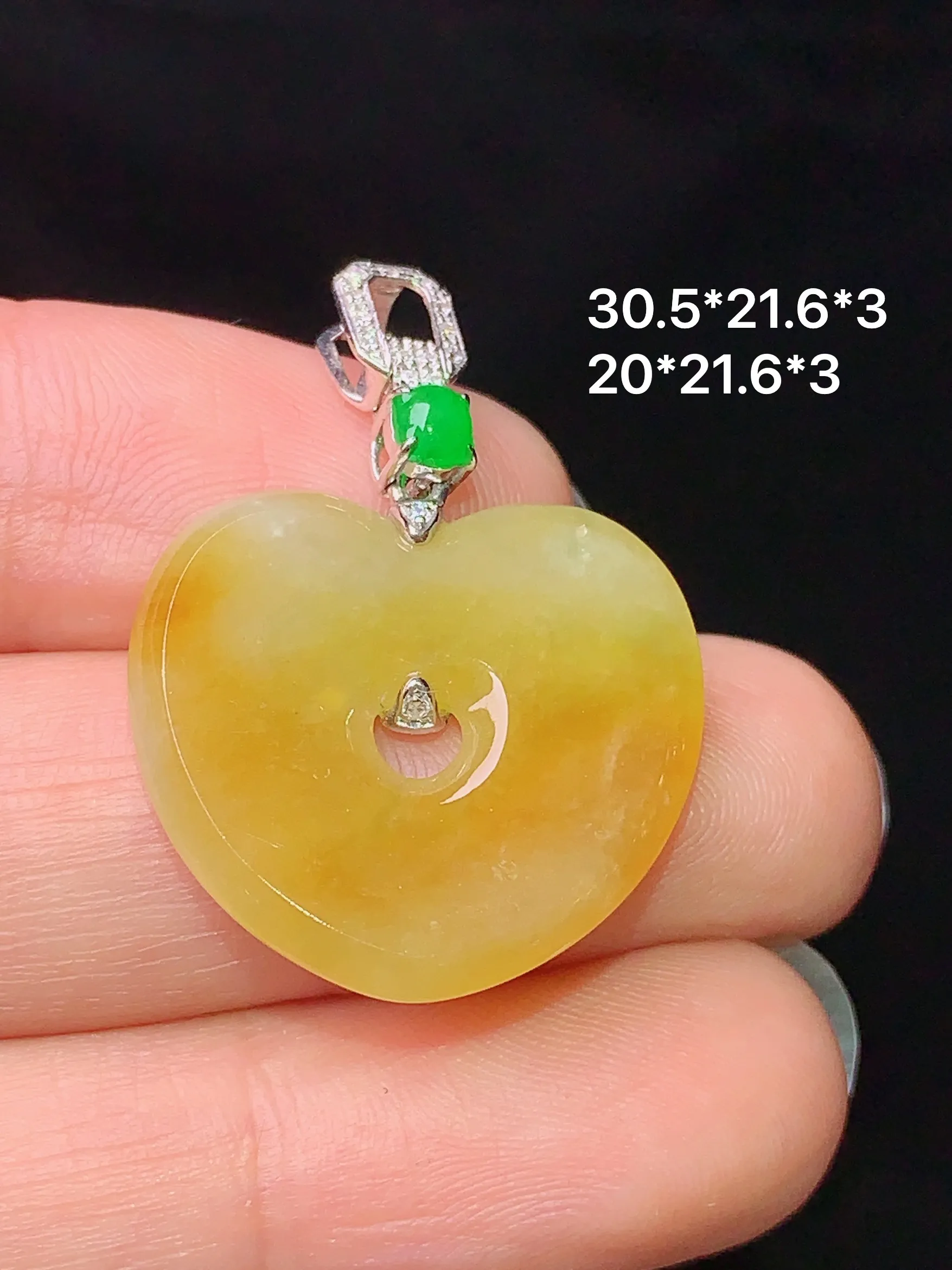 18k金钻镶嵌黄翡心形吊坠 玉质细腻 色泽艳丽 整体尺寸30.5*21.6*3