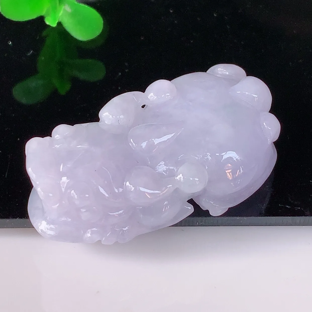 自然光实拍 冰润冰糯种紫罗兰翡翠招财貔貅吊坠，民间有“一摸貔貅运程旺盛，再摸貔貅财运滚滚，三摸貔貅平步青云 ”的美好祝愿。#57.7