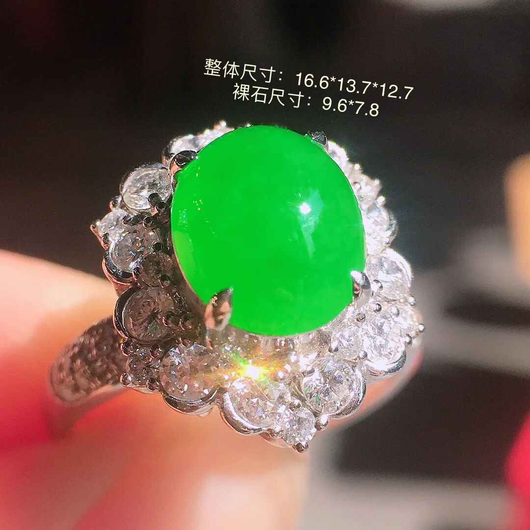 阳绿蛋面戒指，色泽均匀艳丽，玉质细腻，荧光感超
强，饱满水润，气质满满。18k
金豪华镶嵌
