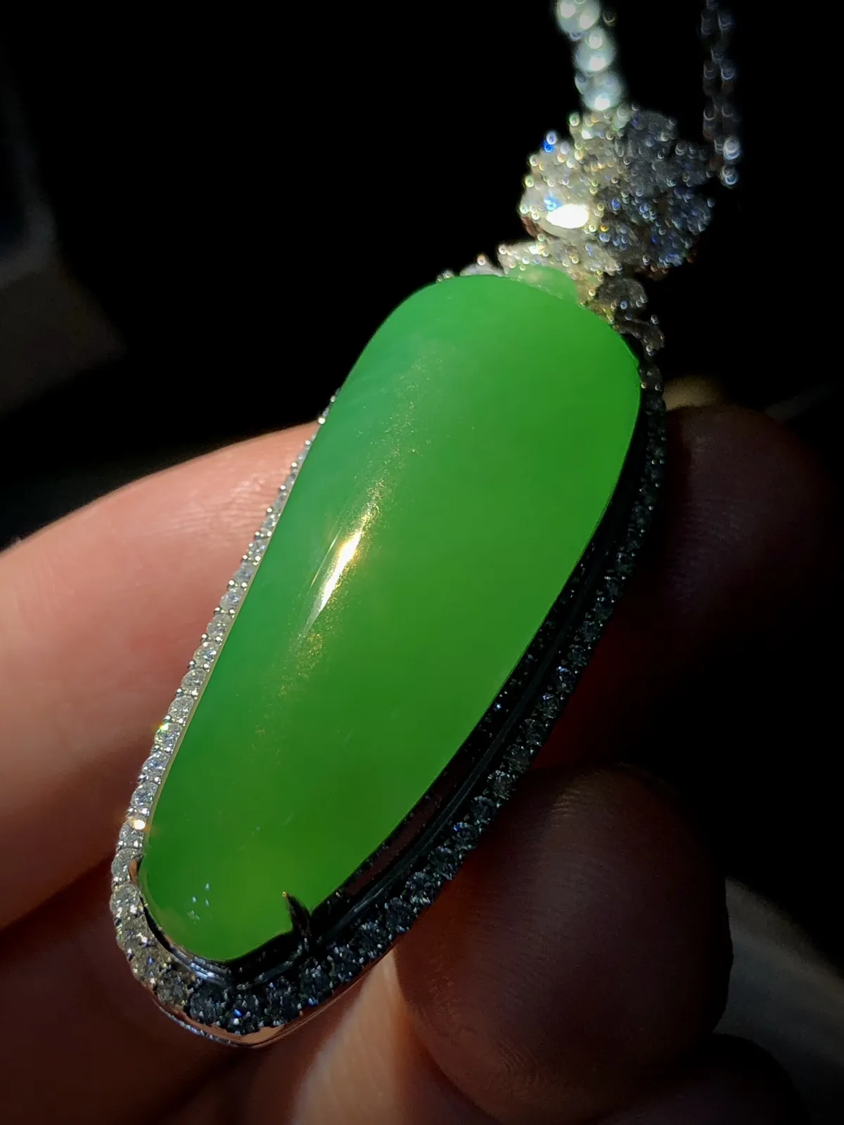 绿福瓜，裸石40-14.2-6.5mm，
整体55-17.5-13mm，
18K金，南非钻，