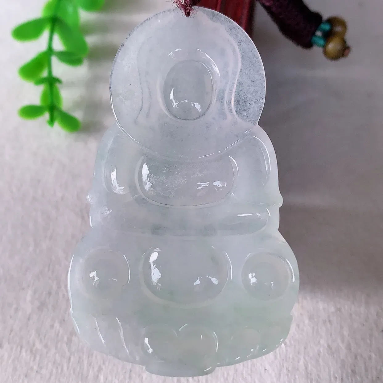 自然光实拍 大件冰种翡翠观音吊坠，赐福翡翠观音，翠色迷人，观音面相端庄，佩戴时尚出众！#57.7