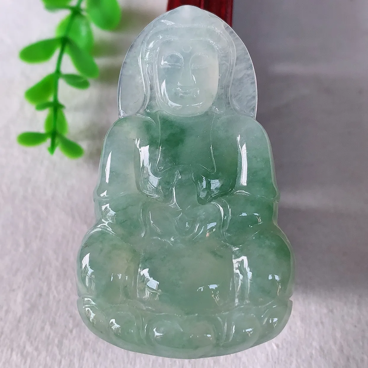 自然光实拍 大件冰种飘绿花翡翠观音吊坠，赐福翡翠观音，翠色迷人，观音面相端庄，佩戴时尚出众！#57.7