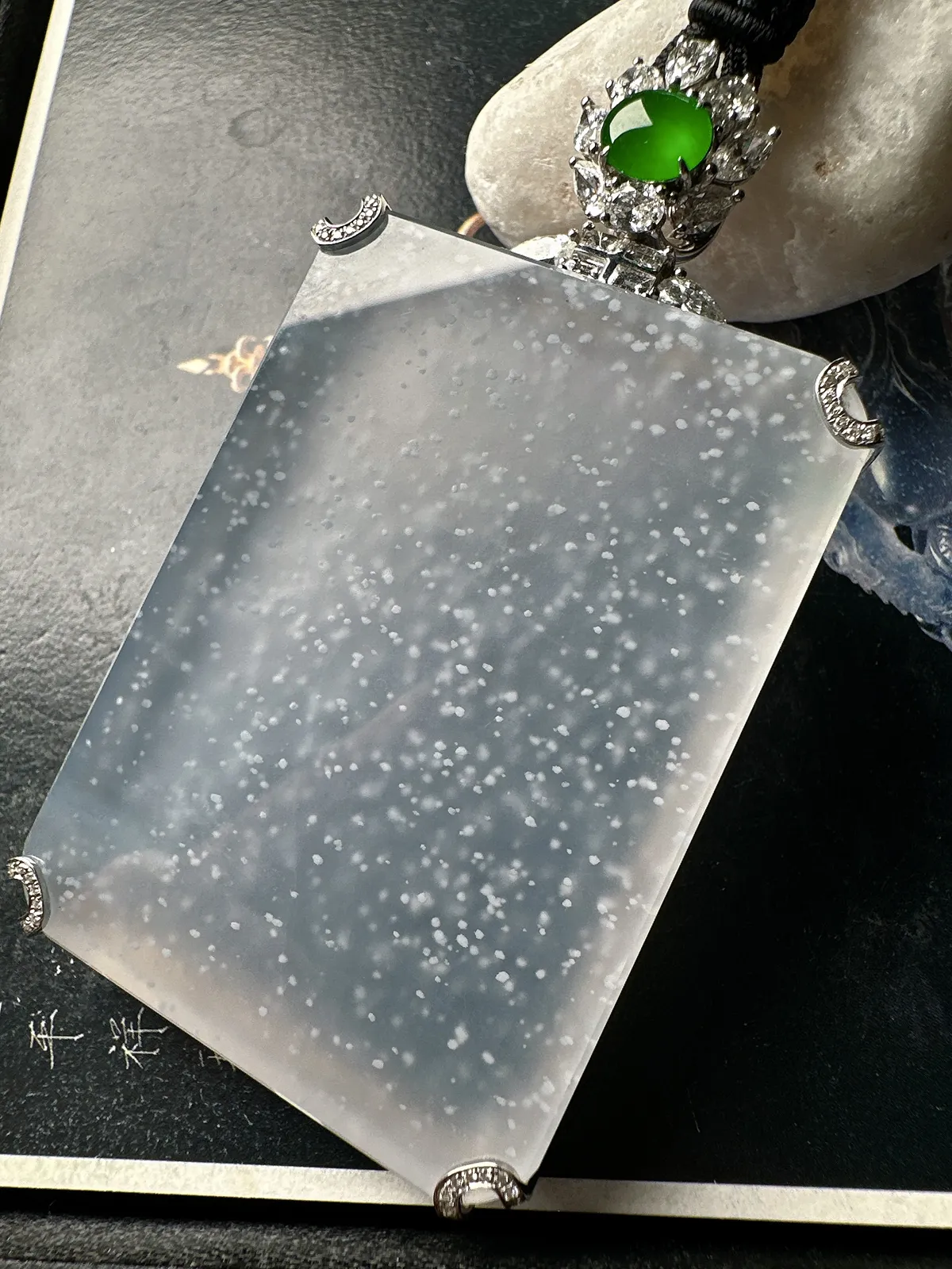 【冰种无事牌】大尺寸，木那雪花棉，很厚装，质地细腻，种水色俱全，冰透闪亮，18k金钻镶嵌，裸石尺寸58.5*42.7*7.5毫米