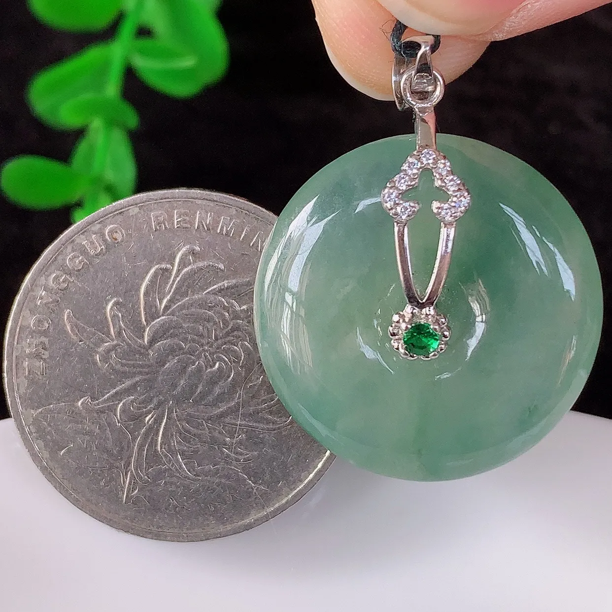 自然光实拍 925银镶嵌水润冰种飘花翡翠平安扣吊坠，翡翠平安扣，冰润光泽，寓意平平安安，平安扣佩戴时尚漂亮！#01.7