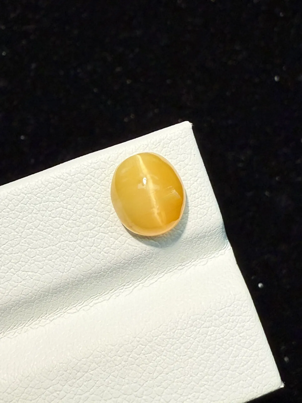 1.675ct天然欧泊猫眼裸石，尺寸8.8*7.7*4.8mm，颜色美艳 ，眼线犀利