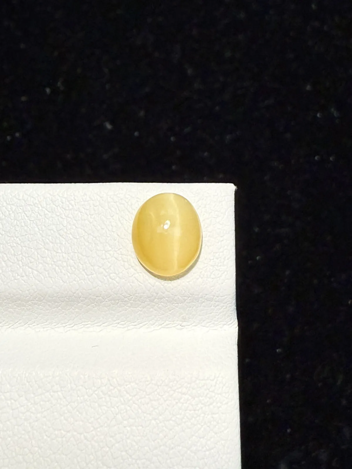 1.49ct天然欧泊猫眼裸石，尺寸8.6*7.5*4.2mm，颜色美艳 ，眼线犀利