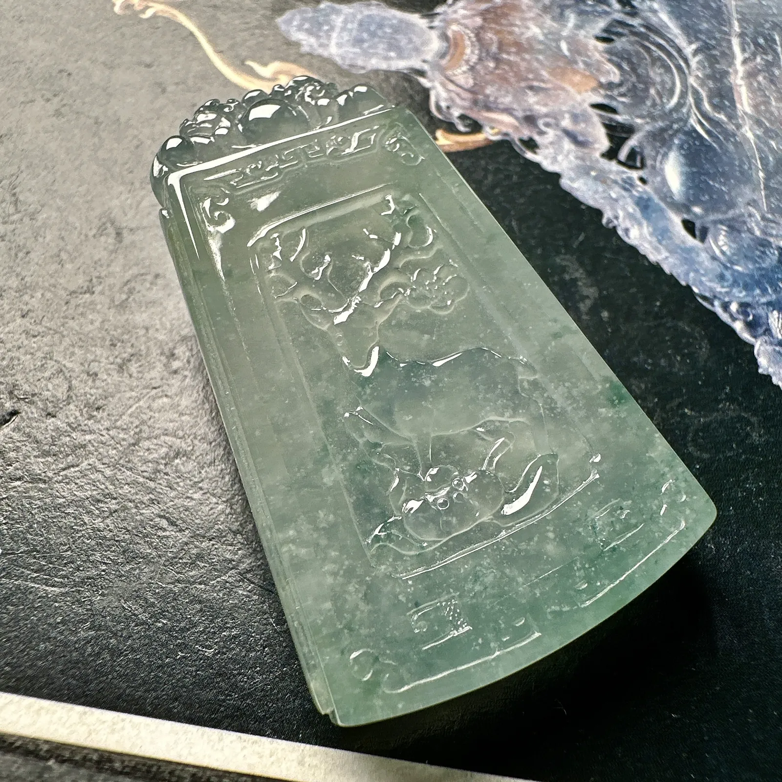 【冰种飘花一路有你】精工雕琢，质地冰润细腻，种老起胶感，通透感很不错，雕工非常精细