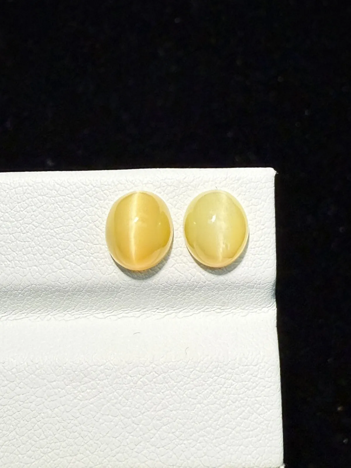 3.075ct天然欧泊猫眼裸石，尺寸8.3*7*5.2mm，颜色美艳 ，眼线犀利