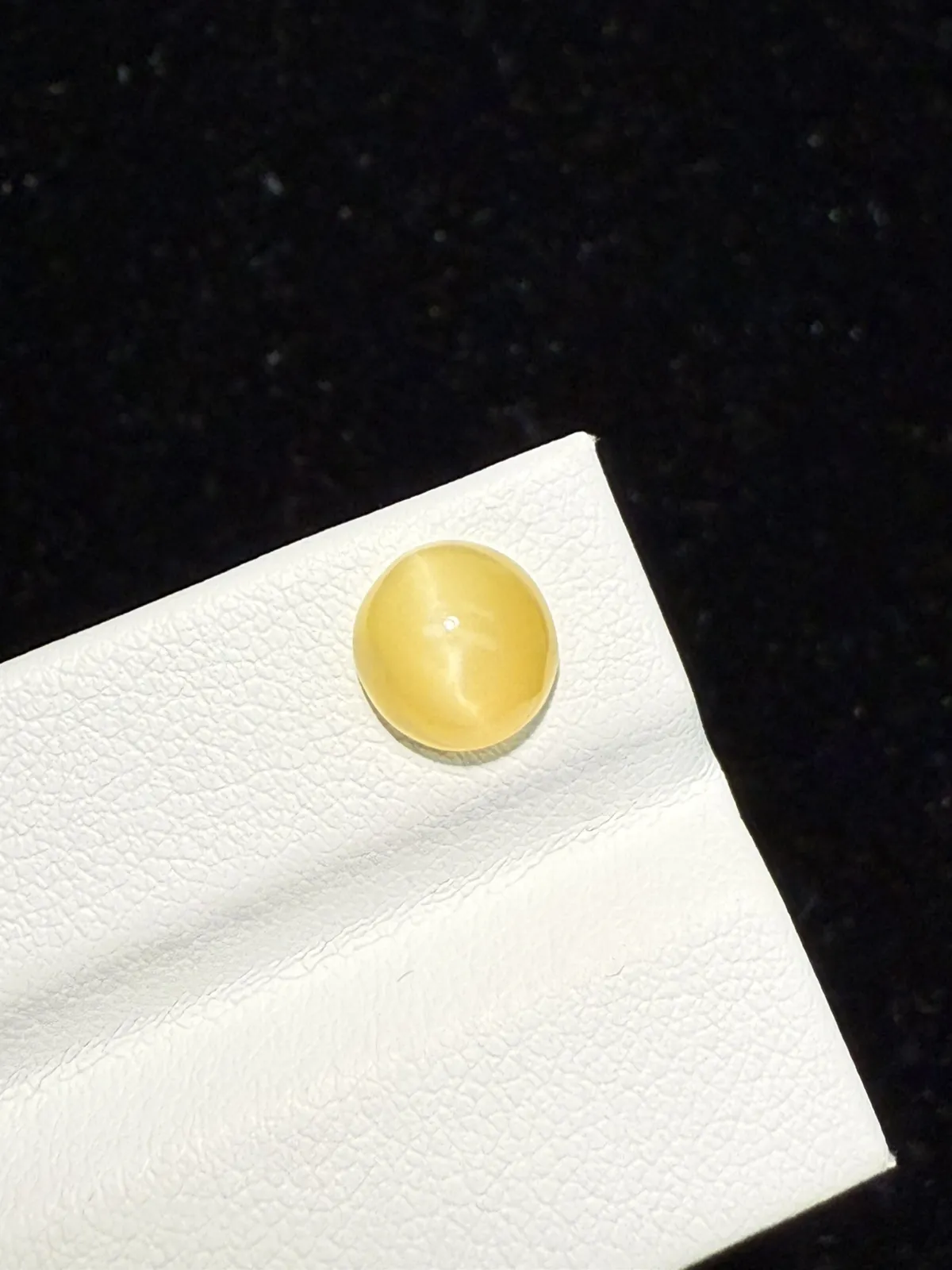 1.625ct天然欧泊猫眼裸石，尺寸8.3*7.9*4.6mm，颜色美艳 ，眼线犀利