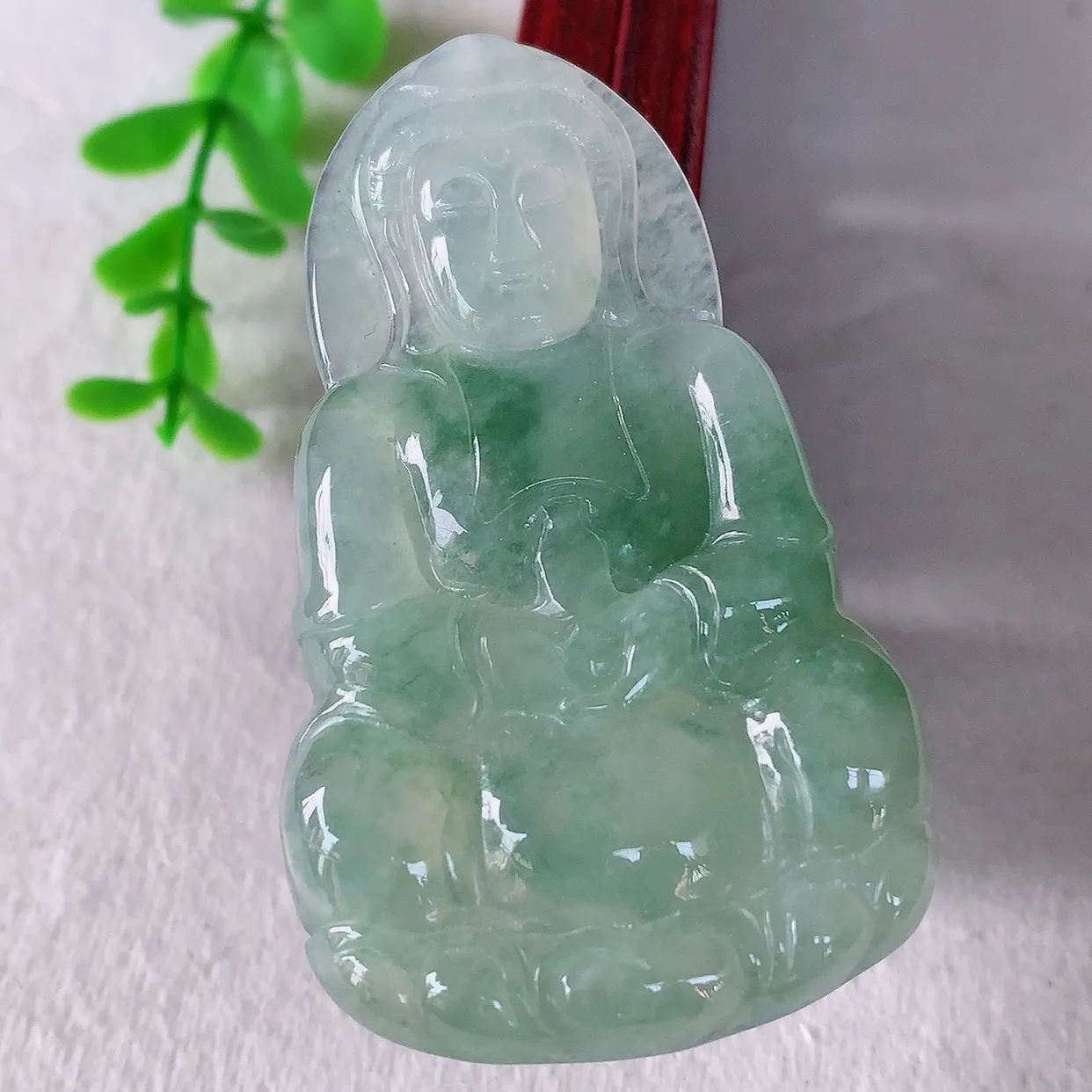 自然光实拍 大件冰种飘绿花翡翠观音吊坠，赐福翡翠观音，翠色迷人，观音面相端庄，佩戴时尚出众！#57.7